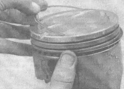 22.9b. Pri montáži bočných vodítok krúžku stierača oleja nepoužívajte kliešte na piestne krúžky