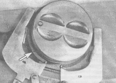 22.12. Inštalácia kompresných krúžkov s expandérom krúžkov. Štítok (znázornené šípkou) by mala byť…