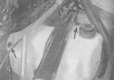 6.2. Разхлабете монтажните винтове (обозначено със стрелки), за премахване на разширителния…