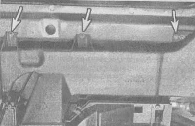 10.14а. Одврните вијке горњег ваздушног канала (означено стрелицама)
