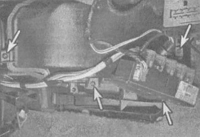 11.8. Одврните три доња вијка и монтажну чахуру (означено стрелицама); још три вијка се налазе дуж…