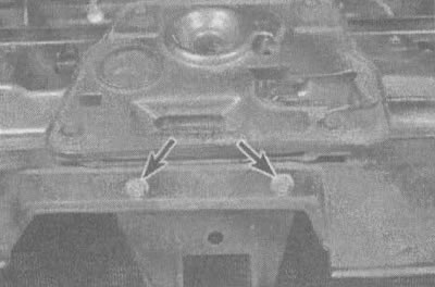 16.4а. Уклоните горњи штитник дифузора (означен стрелицама) одвртањем вијака и извлачењем штитника…