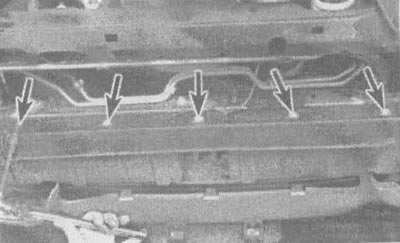 16.4б. Уклоните доњи дефлектор одвртањем пет вијака (означених стрелицама),...