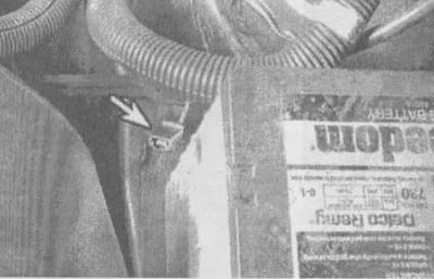 3.14а. Контрольная клемма топливного насоса располагается около батареи