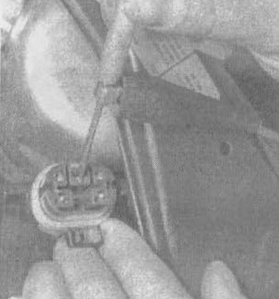 3.23. Подайте напряжение от аккумуляторной батареи на серый провод на клемме реле топливного насоса…