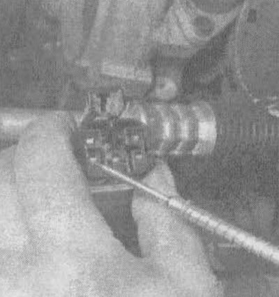 3.25. Повернув ключ в замке зажигания, проверьте напряжение батареи на темно-серой с белым клемме…