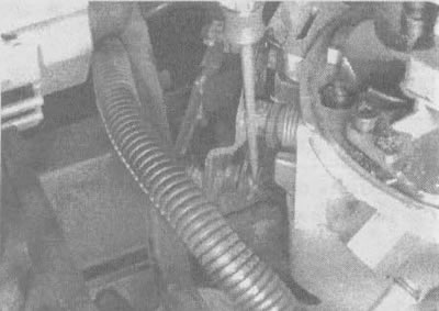 9.6 Користећи мали одвијач, уклоните осигурач са ручице гаса