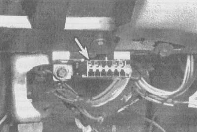 2.6а. Центральный разъем (ALDL) (показан стрелкой) расположен под приборной панелью рядом с блоком…
