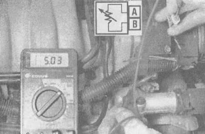 4.97. Измерьте сигнальное напряжение на датчике, коснувшись выводом вольтметра его контакта «А»…