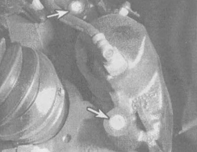 2.6б. Болты суппорта (указаны стрелками) на автомобилях 1992 и более поздних лет выпуска - обычного…