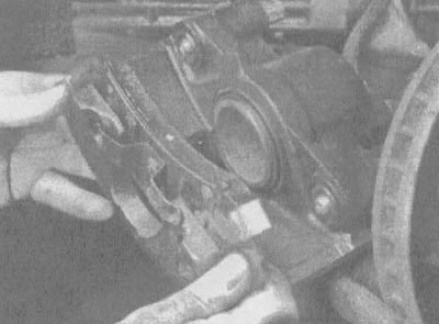 2.6г. Отцепите от суппорта внешнюю колодку