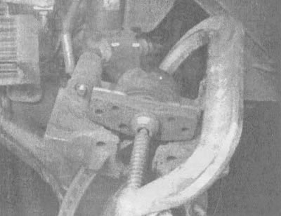 2.6д. Теперь воспользуйтесь С-образным зажимом, чтобы полностью вдавить поршень в цилиндр