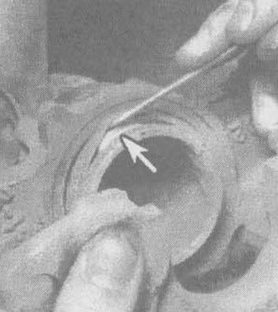 2.6ж. Осторожно отожмите край защитного чехла поршня и проверьте, нет ли следов коррозии и утечек…