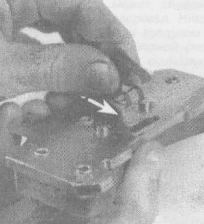 2.6з. Защелкните фиксирующую пружину внутренней колодки в новой колодке в указанном направлении…