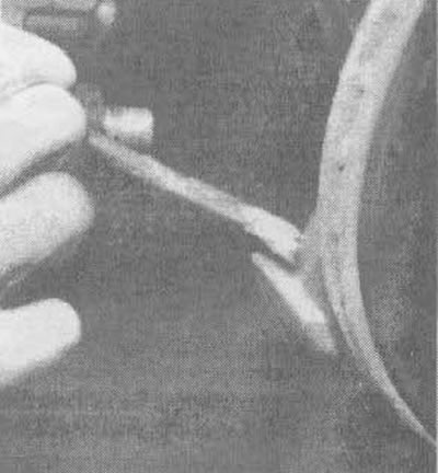 2.би. Слегка смажьте контактную поверхность нижнего поворотного кулака смазкой на основе лития