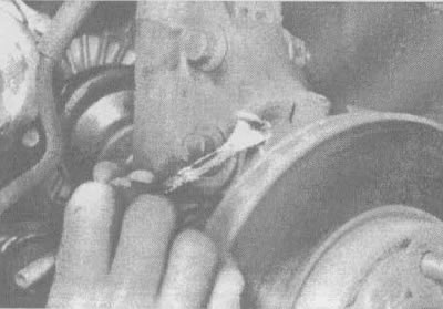 2.6к. Нанесите тонкий слой белой смазки на литиевой основе на контактную поверхность между верхним…