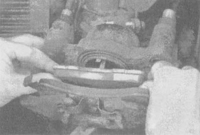 2.6л. Разместите колодки и защелкните внутреннюю колодку на ее место в поршне