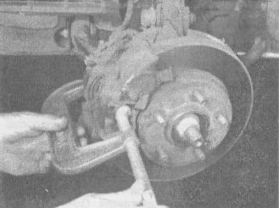 2.5. Для вжатия поршня в суппорт при снятии можно воспользоваться С-образным зажимом