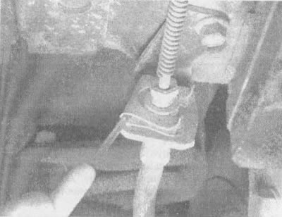 8.2а. Пользуясь маленькой отверткой, извлеките фиксирующий зажим из углубления в торце тормозной…