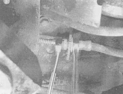 8.2б. При отворачивании тормозных шлангов используйте второй (вспомогательный) ключ для того, чтобы…