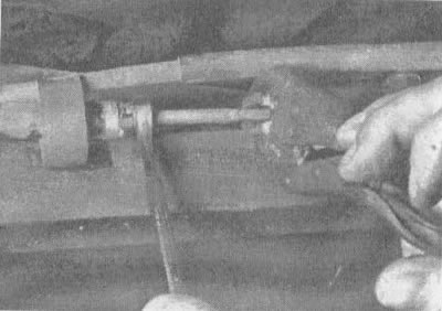 10.4. Не давая проворачиваться наконечнику с резьбой с помощью клещей, поворачивайте регулировочную…