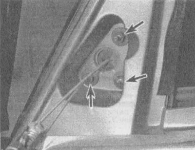 13.3. Deșurubați piulița (piulițele) care fixează oglinda