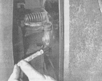 14.4. Обведите петли двери