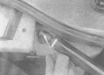 17.1а. Отворите задња врата до краја и одврните причвршћивач гасне опруге