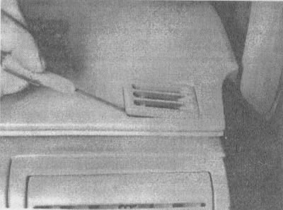 22.1а. Користећи мали одвијач, пажљиво уклоните малу предњу решетку дефлектора...