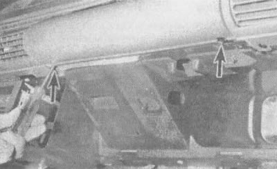 22.1v. Отворите претинац за рукавице и одврните завртње (означене стрелицама) на дну