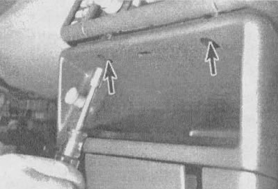 24.5. Отверните скрытые гайки (указаны стрелками)