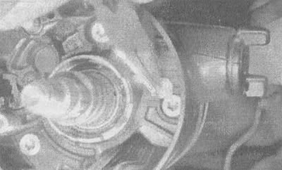 9.5. С помощью плоскогубцев снимите выключатель звукового сигнала и зажим