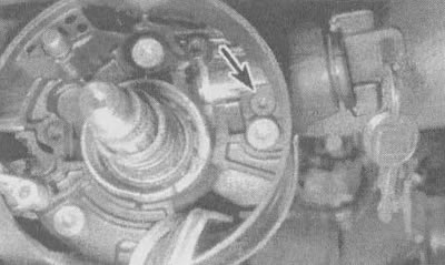 9.7. Цилиндр замка фиксируется болтом с головкой под ключ типа Torx (указан стрелкой)