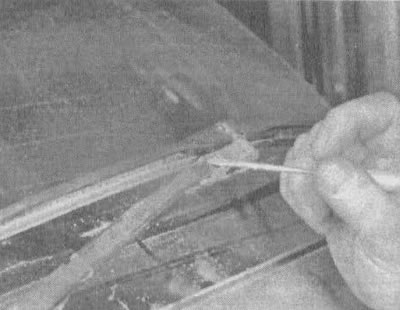 19.2. Снимите щетку стеклоочистителя, затем отсоедините шланг стеклоомывателя