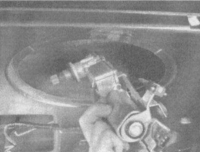 19.6. Выньте электродвигатель через отверстие в задней двери