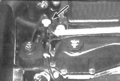 4.2. Щуп для определения уровня моторного масла расположен в правом переднем углу двигателя