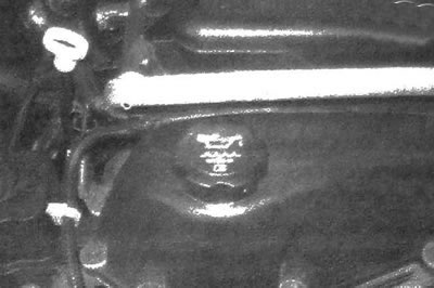 4.6. Масло добавляется в систему смазки двигателя после откручивания крышки заливной горловины.…