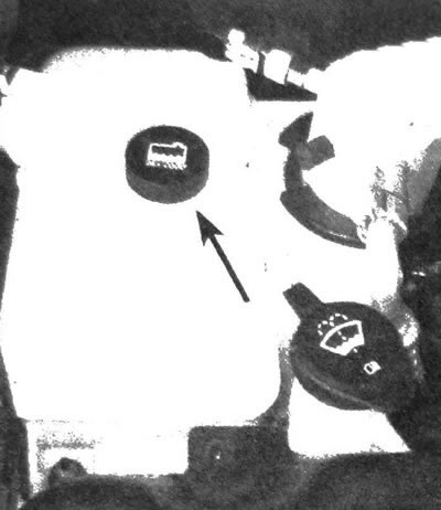 4.9. Бачок для добавления охлаждающей жидкости расположен справа в моторном отсеке