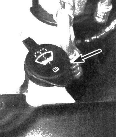 4.14. Чтобы проверить уровень жидкости в бачке омывателя, необходимо предварительно откинуть его…