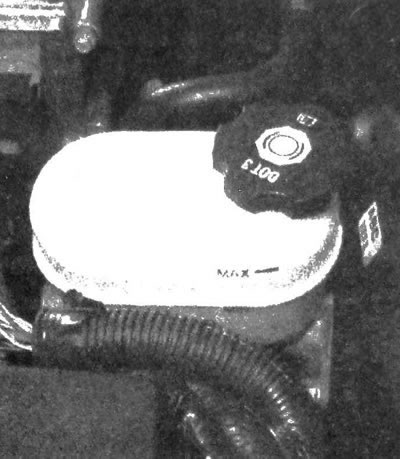 4.19. Не допускайте падения уровня тормозной жидкости ниже отметки MIN