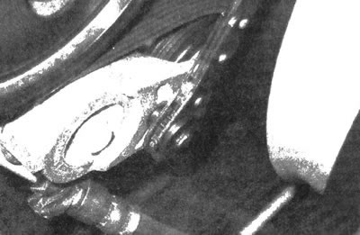 12.5. Воспользовавшись специальным приспособлением, поверните натяжитель по часовой стрелке и…