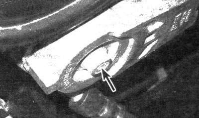 12.8. Болт, которым крепится натяжитель приводного ремня