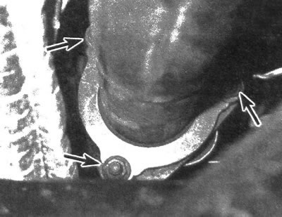 5.3. Доступ к болтам/гайкам выхлопной трубы открывается из-под автомобиля