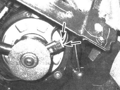 9.4 Csatlakoztasson egy voltmérőt a fűtőventilátor motorjának csatlakozóihoz, és kapcsolgassa a…