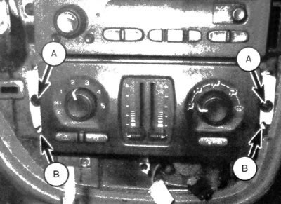 11.4а. Выкрутите винты (А), сожмите фиксаторы (В) и вытяните пульт управления...
