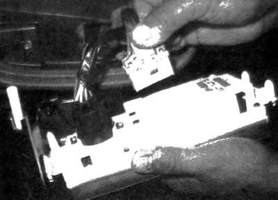 11.4b ...затем отсоедините разъемы проводки