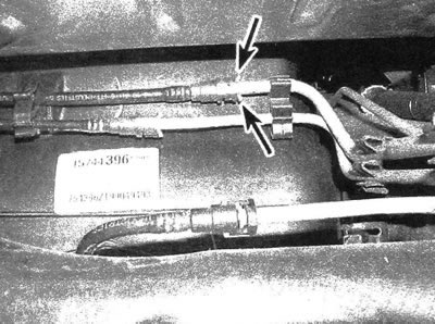 4.11а. Да бисте одвојили пластичне прстенове спојнице са двоструким кључем, стисните кључеве и…