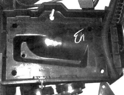 3.11. Осмотрите полку аккумулятора, кронштейны держателя и соответствующие крепежи на наличие…