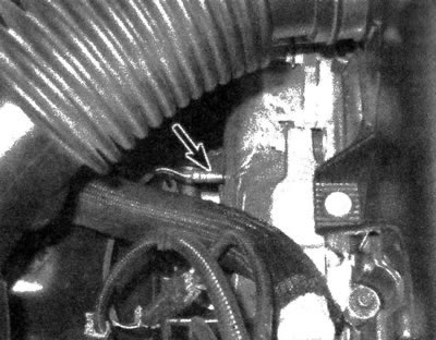 11.9a. Umiestnenie horného kyslíkového senzora, ktorého signály odrážajú účinnosť motora