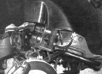 5.2. Подвесьте суппорт на отрезке провода - не допускайте натягивания тормозного шланга